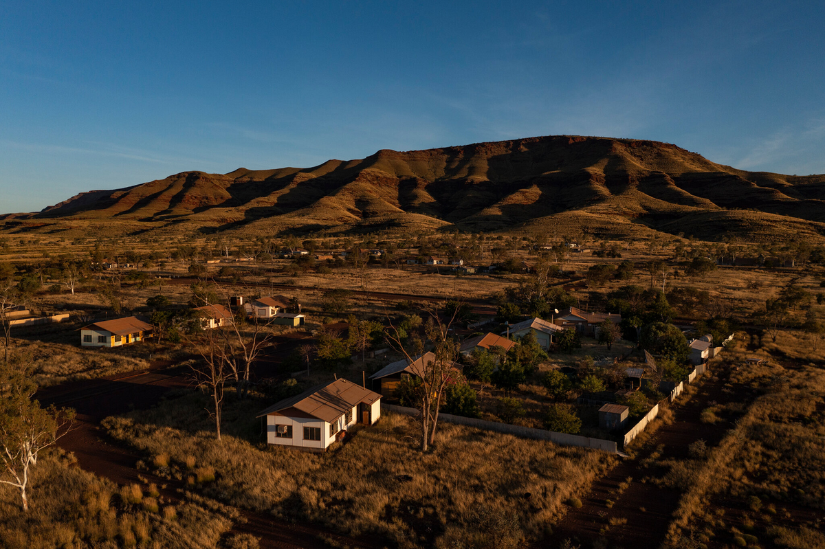 Vào thời kỳ đỉnh cao của ngành khai thác amiăng từ năm 1943, Wittenoom thu hút hàng ngàn gia đình đến sinh sống và làm việc. Tuy nhiên, hàm lượng amiăng cao trong không khí đã biến thị trấn này thành một nơi cực kỳ nguy hiểm.(Ảnh:The New York Times)