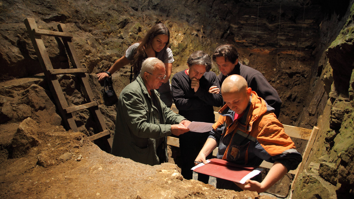 Khai quật từ năm 2023, các nhà khảo cổ đã thu thập vô số công cụ đá và xương động vật, chứng minh hầm đá này đã được con người sử dụng suốt 130.000 năm qua. (Ảnh: The New York Times)