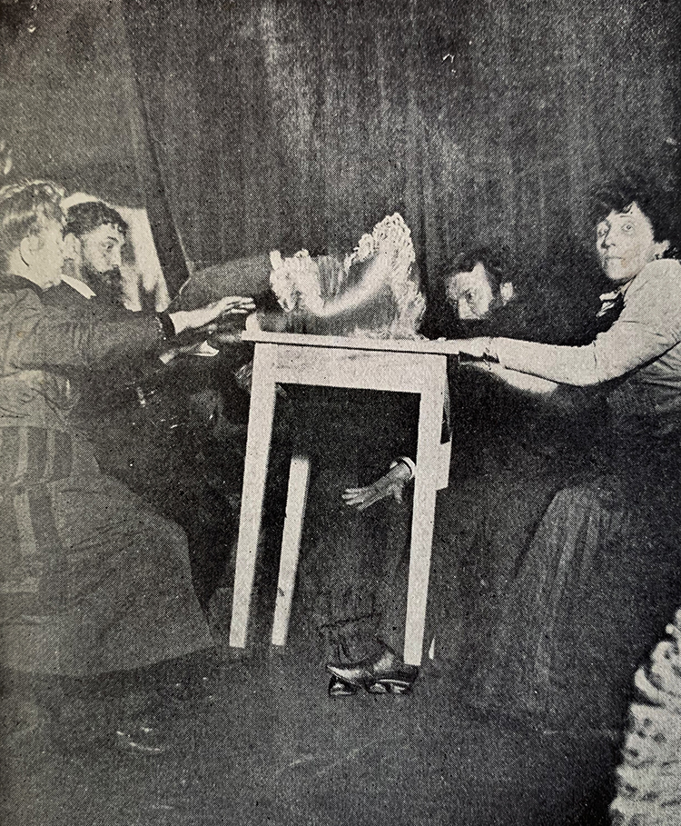 Sự nổi tiếng của Eusapia bắt đầu từ Ba Lan, nơi bà thực hiện các buổi gọi hồn và thu hút sự chú ý của nhiều nhà khoa học, bao gồm cả Marie và Pierre Curie.(Ảnh: Weird Historian)