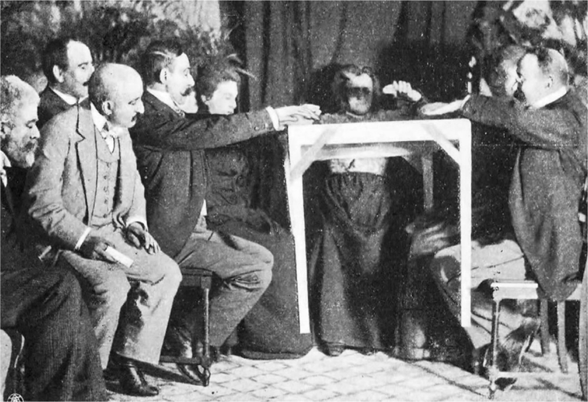 Thậm chí, có lúc bà bị phát hiện sử dụng chân để làm bàn bay lên. Harry Houdini, một pháp sư nổi tiếng, cũng chỉ trích và giải thích một số ngón lừa phỉnh của bà.(Ảnh: Cambridge University Press)