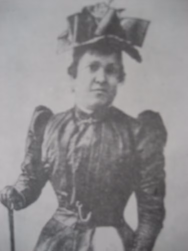 Eusapia Palladino, người phụ nữ bí ẩn ở Italy, được cho là có năng lực giao tiếp với cõi âm và làm cho một chiếc bàn bay lơ lửng trong không trung. (Ảnh: Wikipedia)