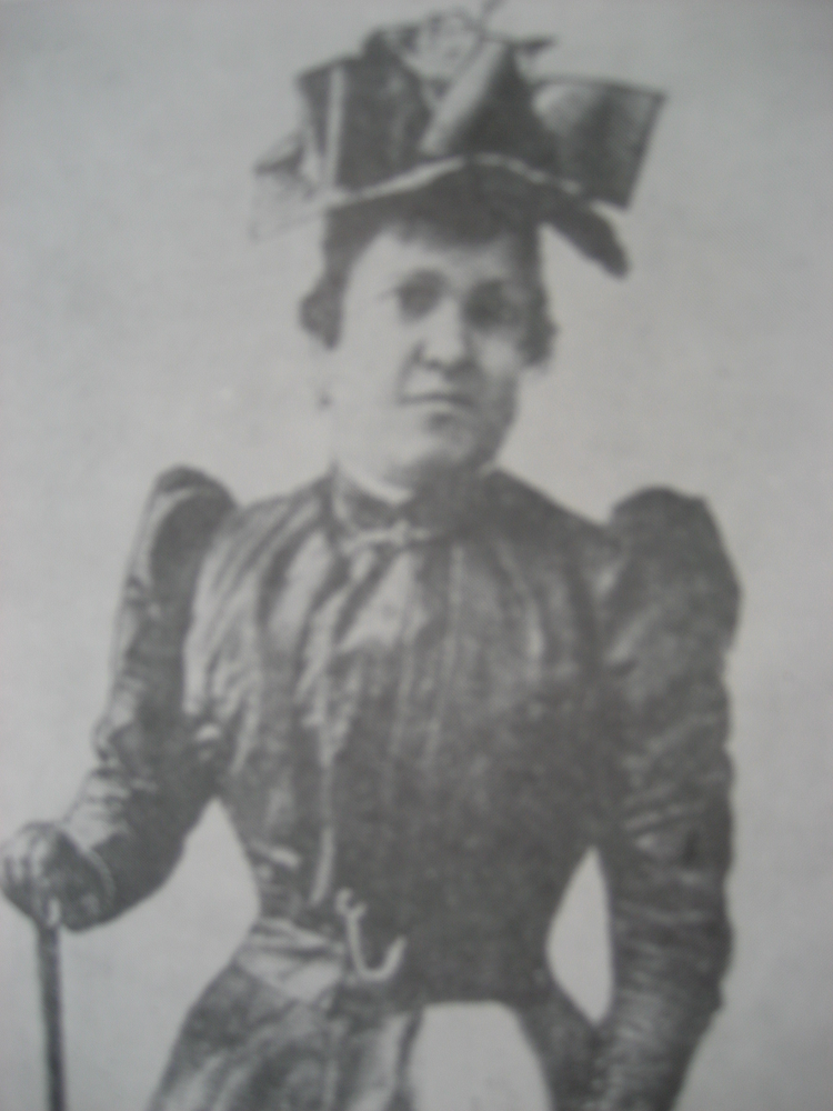 Eusapia Palladino, người phụ nữ bí ẩn ở Italy, được cho là có năng lực giao tiếp với cõi âm và làm cho một chiếc bàn bay lơ lửng trong không trung. (Ảnh: Wikipedia)