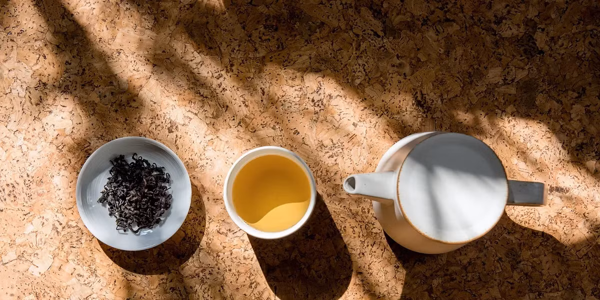 Quá trình oxy hóa của trà Đông Phương Mỹ Nhân đạt mức từ 60-70%, tạo ra hương vị phảng phất mùi mật ngọt và trái cây chỉ có ở loại trà này. Những búp chè được hái thủ công bằng tay và qua nhiều công đoạn chế biến tỉ mỉ dưới bàn tay của những nghệ nhân làm trà giàu kinh nghiệm.(Ảnh: Leafhopper Tee)