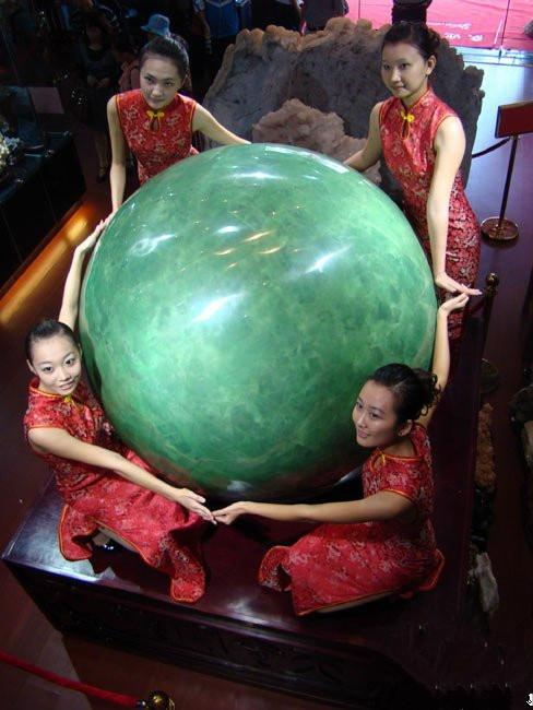 Tuy nhiên, do viên đá quá lớn và đắt đỏ, không ai sẵn sàng mua nó. Vì vậy, Triệu Xã Lương quyết định mở triển lãm trưng bày viên dạ minh châu khổng lồ này tại thành phố Văn Xương, tỉnh Hải Nam, Trung Quốc. Việc này giúp anh trở nên nổi tiếng và kiếm được tiền. (Ảnh: kknews.cc)