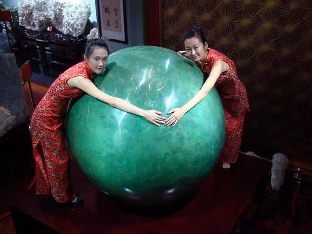 Triệu Xã Lương đã đánh bóng và chạm trổ tỉ mỉ viên đá này trong 3 năm. Kết quả là một viên dạ minh châu có đường kính lên tới 1,6 mét, cực kỳ hiếm có. (Ảnh: kknews.cc)