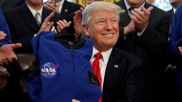Năm 2017, Trump giao NASA nhiệm vụ đưa con người lên Mặt Trăng như bước đệm cho các sứ mệnh đến Sao Hỏa và những nơi xa hơn. Đây là một cột mốc lịch sử, đặt nền móng cho sự phát triển của ngành công nghiệp vũ trụ và mở ra cánh cửa cho các công ty tư nhân như SpaceX tham gia.(Ảnh: Hindustan Times)