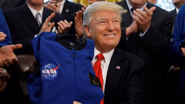 Năm 2017, Trump giao NASA nhiệm vụ đưa con người lên Mặt Trăng như bước đệm cho các sứ mệnh đến Sao Hỏa và những nơi xa hơn. Đây là một cột mốc lịch sử, đặt nền móng cho sự phát triển của ngành công nghiệp vũ trụ và mở ra cánh cửa cho các công ty tư nhân như SpaceX tham gia.(Ảnh: Hindustan Times)