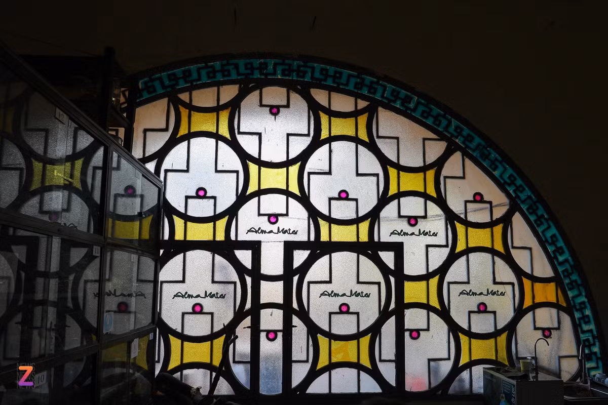 Tác phẩm Cội nguồn tri thức của hoạ sĩ/nhà nghiên cứu - TS. Trần Hậu Yên Thế được tạo nên bởi ánh xạ từ các ô kính với chất liệu giấy bóng kính cắt dán, trùm lên không gian cổ kính bên trong tòa nhà. Dòng chữ Alma Mater được thêm vào trong từng ô kính vốn xuất phát từ dòng chữ ALMA MATER EX TE NOBIS DIGNITAS UBERTAS FELICITAS (Nữ thần Đại học - Người ban phước cho chúng ta Phẩm giá, Giàu có và Hạnh phúc) từng hiện diện trên bức tranh lớn của họa sĩ Victor Tardieu, treo trong giảng đường chính.