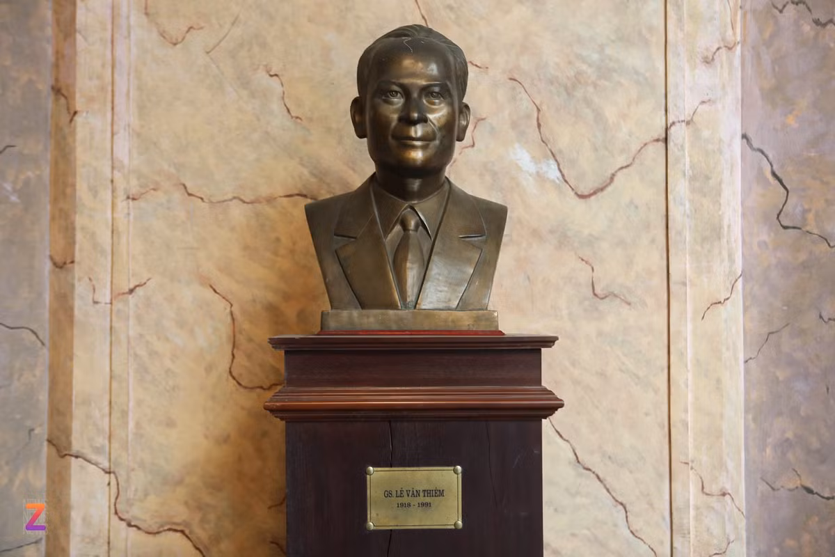 Ngay khi bước vào sảnh tòa nhà, du khách được chiêm ngưỡng bức tượng chân dung họa sĩ Victor Tardieu do nhà điêu khắc Trần Quốc Thịnh sáng tác. Victor Tardieu là người sáng lập, hiệu trưởng đầu tiên của Trường Mỹ thuật Đông Dương - trực thuộc Đại học Đông Dương từ năm 1924. Bức tượng được đặt cạnh bên tượng của hai nhà khoa học nổi tiếng của Việt Nam là GS. Lê Văn Thiêm và GS. Ngụy Như Kon Tum.