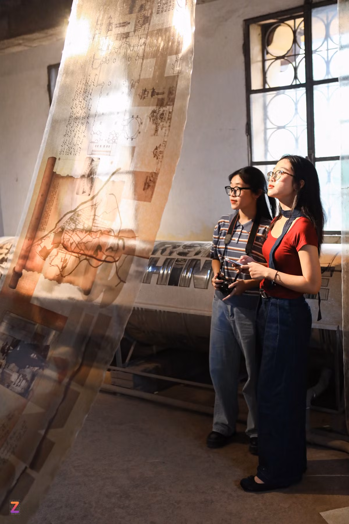 Trong lần đầu tiên tham quan không gian Đại học Tổng hợp Hà Nội, Phương Thảo và Quỳnh Anh (quận Nam Từ Liêm) chia sẻ cảm xúc hứng thú khi chứng kiến nhiều hiện vật mới mẻ, lạ lẫm. "Có rất nhiều hiện vật lần đầu tiên chúng mình được nhìn đấy, đơn cử là các lọ sinh phẩm Bảo tàng sinh vật học. Triển lãm cũng cung cấp cho chúng mình nhiều kiến thức mới mẻ về các công trình kiến trúc cổ tại Hà Nội mà mình vẫn thường đi qua. Ngoài ra, không gian tại Đại học Tổng hợp Hà Nội cũng rất nhiều góc rất thơ để check-in. Với những nét kiến trúc cổ điển và ánh sáng lung linh này, du khách có thể diện trang phục truyền thống như áo dài, hay trang phục trẻ trung năng động sẽ đều có được những tấm hình ưng ý".