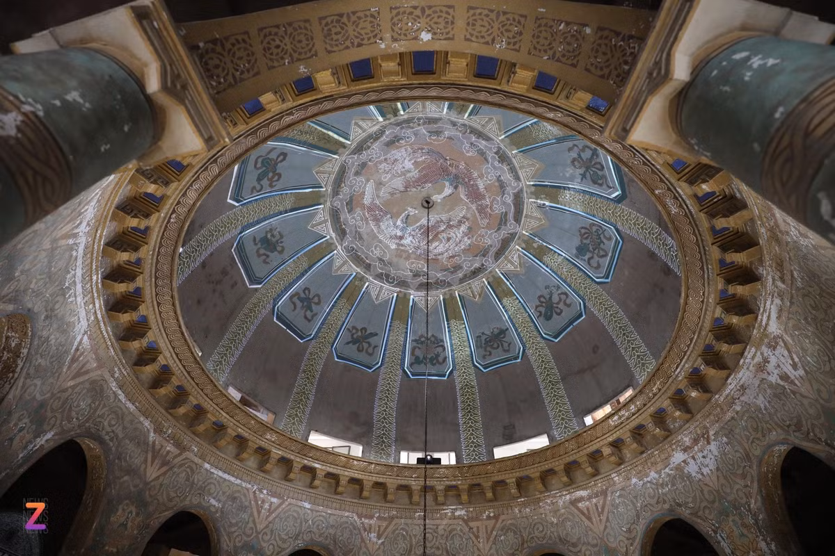 Tại tầng 3 là một trong những điểm nhấn của triển lãm là vòm trần - nơi trình chiếu tác phẩm 3D mapping vẽ lại hình 2 con chim phượng hoàng đã bong mờ theo thời gian. Bên cạnh đó là tác phẩm sắp đặt bia tiến sĩ Mạch nguồn văn hiến được khắc chìm trên bia đá chất liệu mi-ca dẫn sáng, tương tác với vòm mái trang trí, của hoạ sĩ - TS. Trần Hậu Yên Thế.