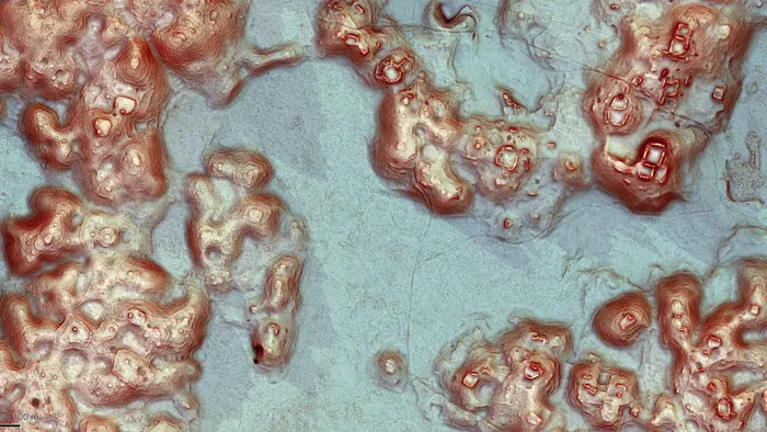 Sử dụng công nghệ Lidar, họ đã tìm thấy hàng nghìn công trình kiến trúc chưa từng biết đến và một thành phố lớn tên là Valeriana. "Thành phố ma" này có các hồ nước, sân bóng, kim tự tháp đền thờ và mạng lưới đường rộng nối các quảng trường. (Ảnh: Luke Auld-Thomas)