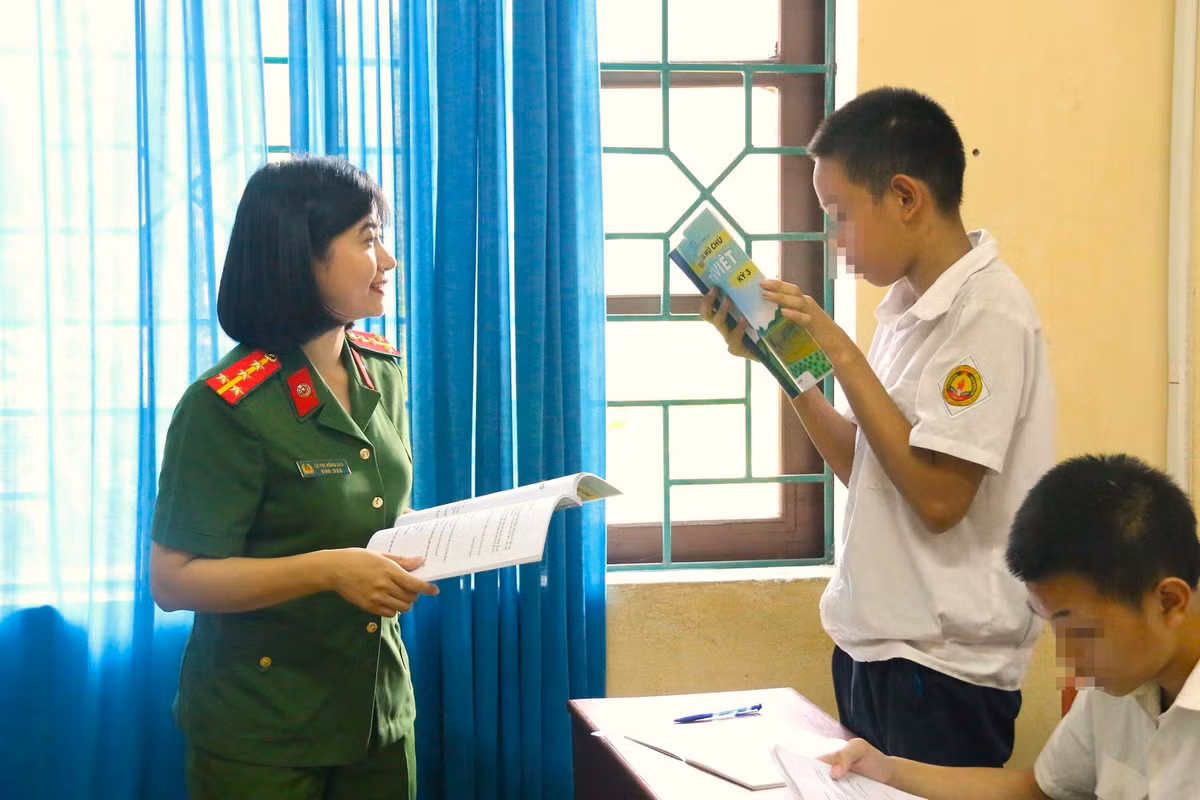 Cô giáo 'làm mới' những đứa trẻ ngỗ ngược, lầm lỡ - Hình 3 Co giao 'lam moi' nhung dua tre ngo nguoc, lam lo-Hinh-3