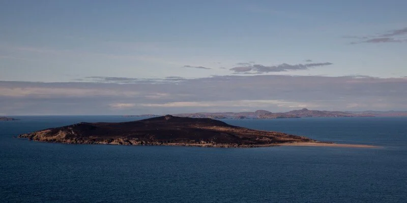 Mặc dù đã được tuyên bố an toàn, hòn đảo Gruinard vẫn không có người ở. Câu chuyện về những thí nghiệm trên đảo là một lời nhắc nhở về những nguy cơ của vũ khí sinh học và sự cần thiết phải quản lý chúng cẩn thận. (Ảnh:Argon Electronics)