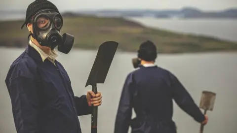 Sau chiến tranh, đảo Gruinard bị bỏ hoang và trở thành cấm địa nghiêm ngặt do ô nhiễm bệnh than. Các bào tử bệnh than có thể tồn tại trong đất suốt nhiều thập kỷ, khiến đảo trở thành một "quái vật ô nhiễm" trong mắt người dân. Đến thập niên 1980, nhận thức rằng vấn đề không tự biến mất, chính phủ Anh đã khởi động một dự án dọn dẹp toàn diện. (Ảnh:BBC)