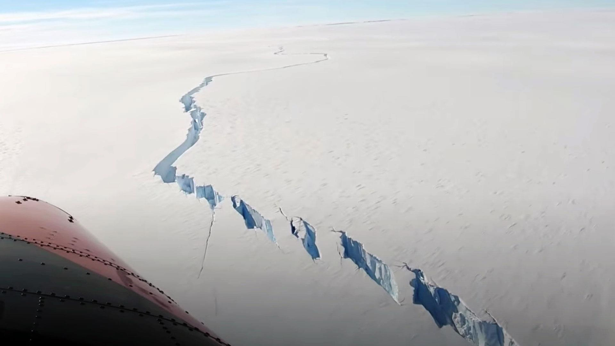 Bằng cách sử dụng công nghệ tiên tiến như hình ảnh lidar và vệ tinh, các nhà khoa học đã phát hiện ra những vết nứt băng khổng lồ hình thành do quá trình đóng băng và tan băng. (Ảnh: NBC News)