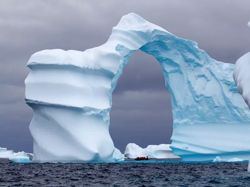 Sự lo ngại về mực nước biển dâng cao do sự sụp đổ của các thềm băng cũng là một vấn đề quan trọng. (Ảnh: Polartours)