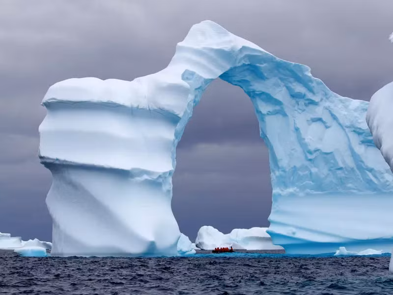 Sự lo ngại về mực nước biển dâng cao do sự sụp đổ của các thềm băng cũng là một vấn đề quan trọng. (Ảnh: Polartours)