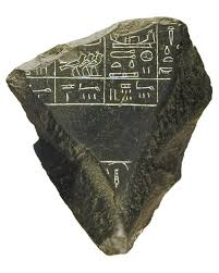 Hiện tại, việc tìm kiếm và ghép nối các mảnh vỡ của phiến đá Palermo vẫn chưa hoàn thành, gây ra nhiều khó khăn trong việc giải mã toàn bộ bí ẩn. Các nhà khoa học vẫn đang tích cực nghiên cứu để hiểu rõ hơn về những gì được ghi chép trên phiến đá này và ý nghĩa của nó đối với nền văn minh Ai Cập cổ đại.(Ảnh: MeisterDrucke)