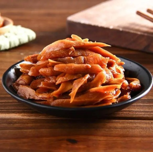 Người dân thường dùng phần thân non để chế biến các món ăn như xào, nấu canh, hay trộn với gia vị. (Ảnh: Sohu)