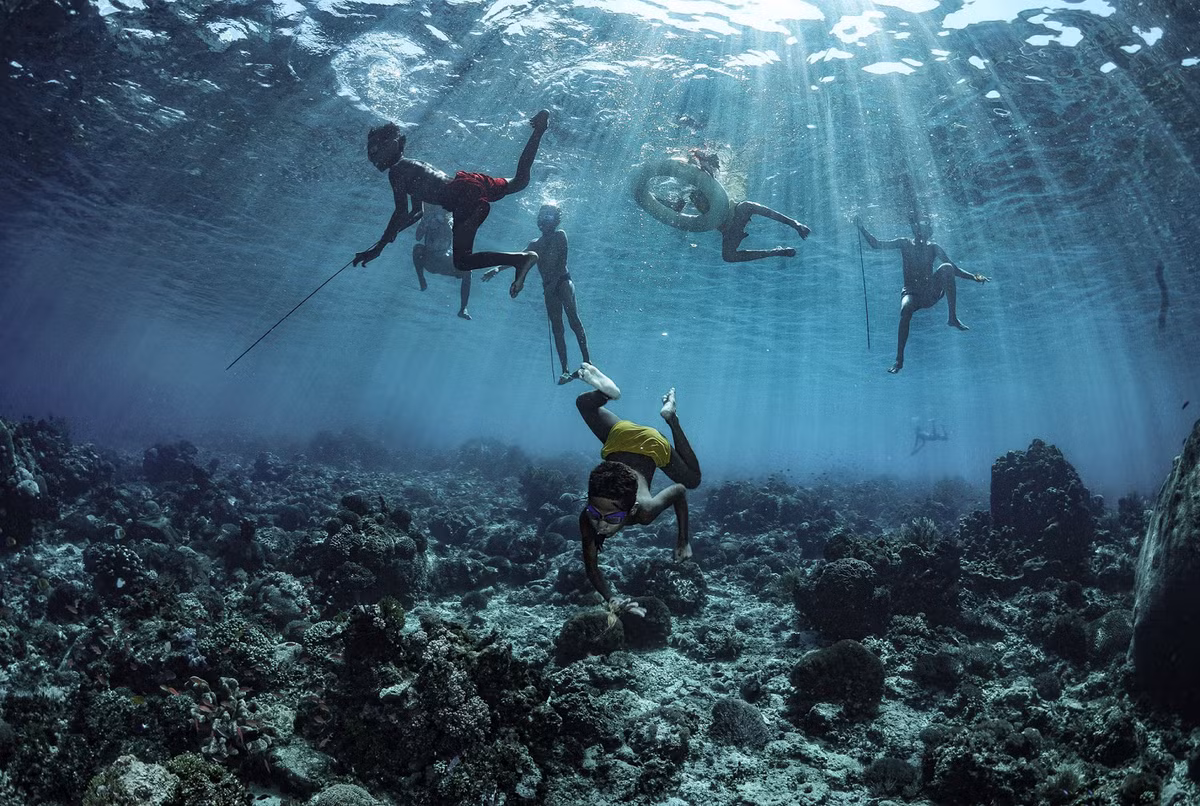 Người Banjo tự làm mặt nạ lặn bằng gỗ và sử dụng tạ thủ công để lặn dễ dàng hơn. Để săn bắt sinh vật biển, họ tự làm lưới đánh cá và giáo gỗ. Họ ăn cá, tảo và hải sản - nguồn thức ăn duy nhất của bộ lạc. Văn hóa của người Banjo cũng rất đặc biệt, với các phong tục và tín ngưỡng gắn liền với biển cả.(Ảnh: Nomad Archipelago)