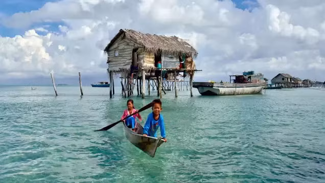 Qua hàng ngàn năm, bộ gen của người Banjo đã tiến hóa để thích nghi hoàn toàn với môi trường biển. Phổi và lá lách của họ phát triển lớn hơn, giúp họ có khả năng lặn lâu đến 13 phút mà không cần thiết bị hiện đại. Bộ gen của họ có 25 điểm khác biệt so với người bình thường, một minh chứng rõ ràng cho sự thích nghi độc đáo này.(Ảnh: Times of India)