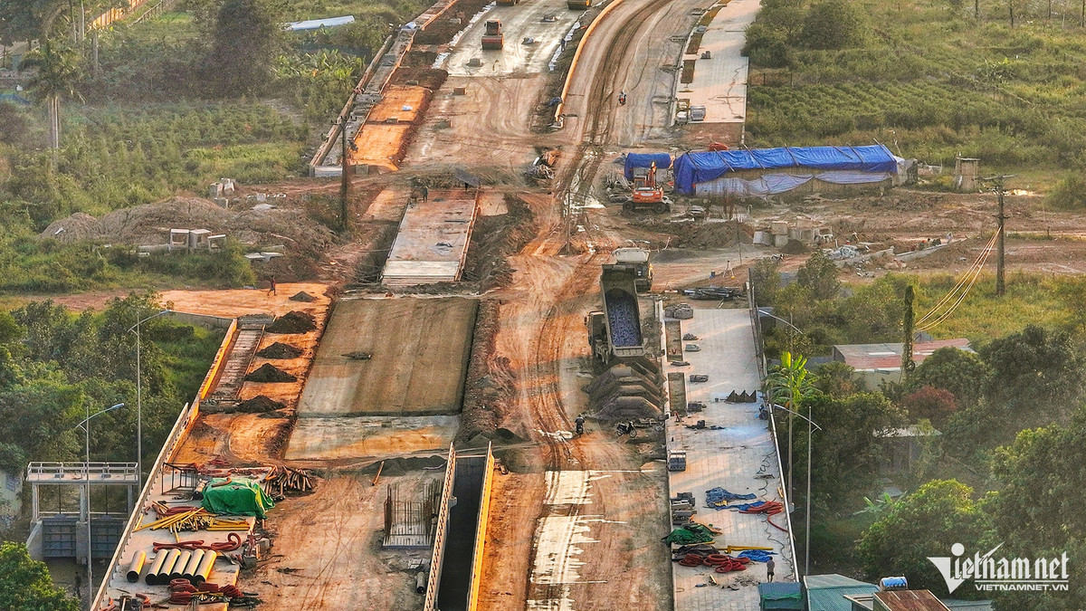 Đại diện Ban Quản lý dự án đầu tư xây dựng quận Nam Từ Liêm cho biết, trước đó công trình dự kiến thông xe dịp Lễ kỷ niệm 70 năm Giải phóng Thủ đô nhưng tiến độ và chất lượng công trình bị ảnh hưởng lớn bởi thời tiết mưa nhiều.