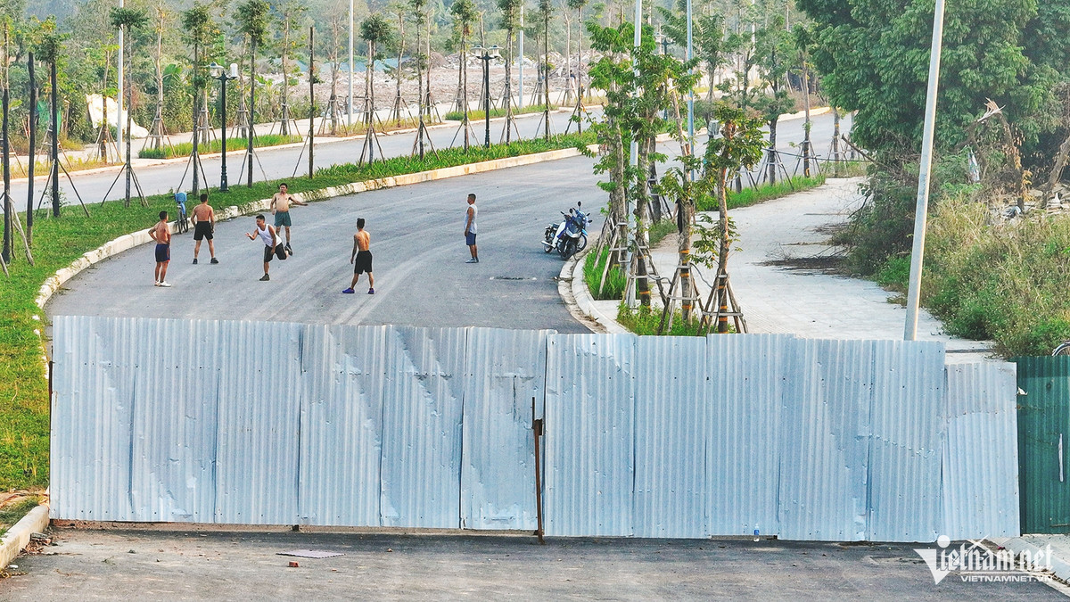 Để ngăn phương tiện qua lại, đơn vị thi công cho rào chắn ở gần hai đầu đường khu vực này. Tranh thủ điều này, nhiều nhóm thanh niên, trung niên tới chơi thể thao vào mỗi buổi chiều hàng ngày.