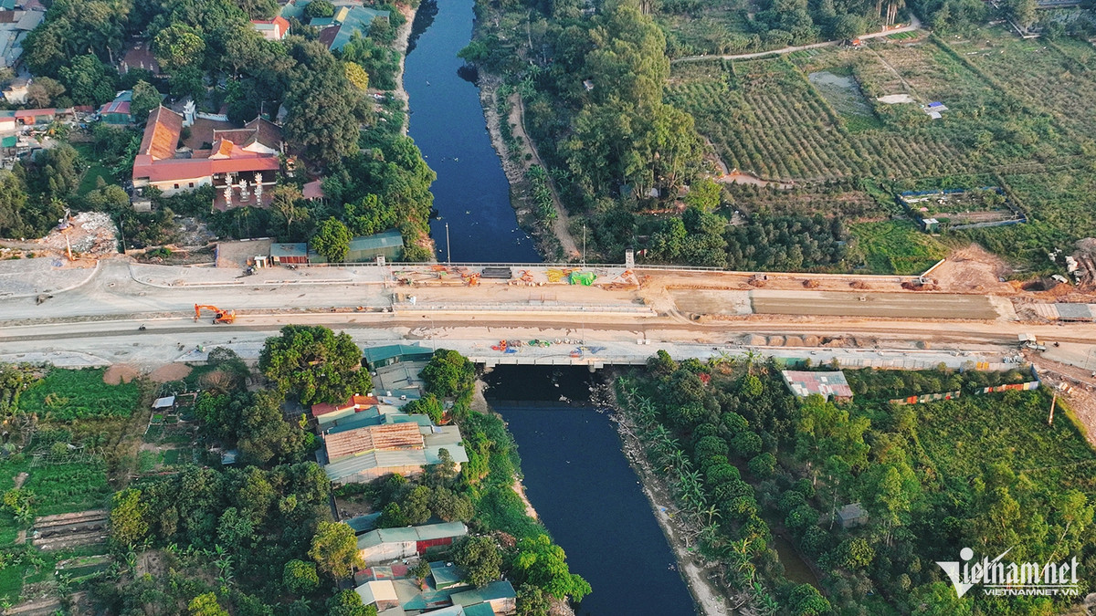 Đường Lê Quang Đạo kéo dài tại đoạn bắc qua sông Nhuệ. Theo thiết kế, tuyến đường này có tiêu chuẩn đường liên khu vực, với vận tốc thiết kế 60km/h, quy mô mặt cắt ngang đường điển hình 40m, đoạn khớp nối với đại lộ Thăng Long (dài khoảng 110m) có bề rộng mặt cắt ngang 100m.