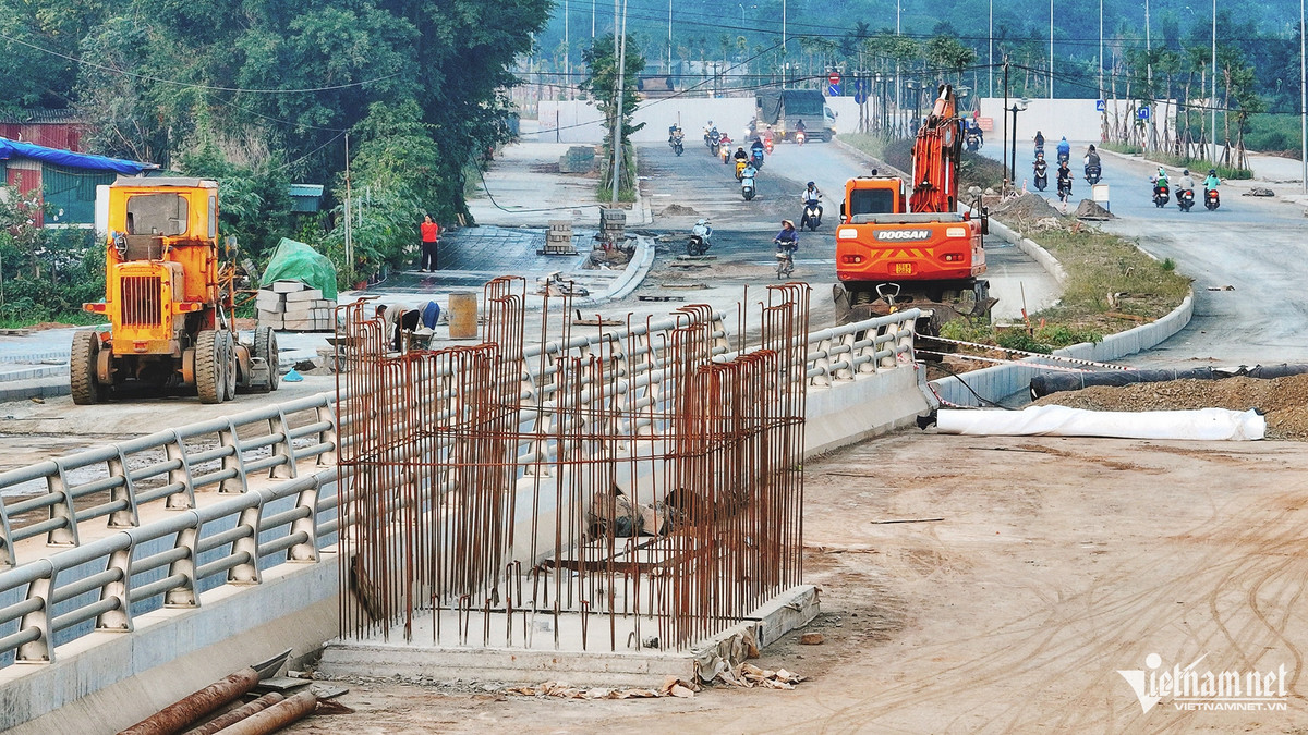 Thời điểm này trên toàn tuyến có 3 nhà thầu chính, máy móc thiết bị và nhân sự trải khắp dự án.