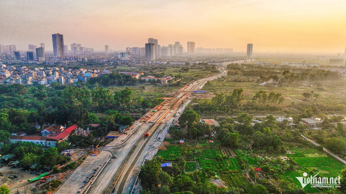 Còn đoạn từ đường Sa Đôi đến cuối tuyến thuộc khu vực quận Hà Đông, kết cấu mặt đường chưa hoàn thiện.