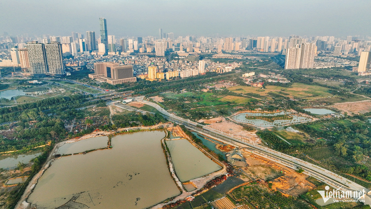 Sau gần tròn 2 năm thi công, hiện đoạn giao cắt đại lộ Thăng Long đến phố Đại Linh (phường Trung Văn) gần như đã hoàn thiện. Có thể thấy rõ hệ thống đèn chiếu sáng, thảm nhựa mặt đường và lát đá vỉa hè, trồng cây xanh.