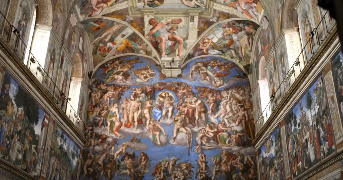 Trong suốt 500 năm qua, trần nhà nguyện Sistine tại Vatican với bức bích họa khổng lồ của Michelangelo đã thu hút sự chú ý của thế giới. Trần nhà này tái hiện 9 câu chuyện và 300 nhân vật trong Sách Khải huyền, từ Chúa tạo ra Adam, Vườn Địa Đàng đến trận Đại hồng thủy. (Ảnh: iDesign)
