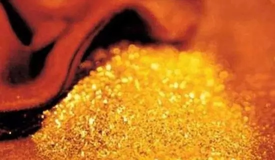 Vào thời điểm phát hiện, đây là "kho báu" đơn lẻ lớn nhất trên thế giới, chứa không chỉ vàng mà còn cả bạc, với hàm lượng vàng đạt khoảng 216,7g mỗi tấn. Các chuyên gia ước tính giá trị của tảng vàng này lên đến 12 tỷ NDT (tương đương 42 nghìn tỷ đồng).(Ảnh: Thương hiệu và công luận).