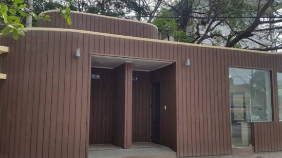 Xây nhà vệ sinh tiền tỷ gây ra nhiều ý kiến trái chiều.