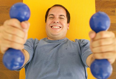 Ép ngực Nằm ngửa, gập đầu gối, bàn chân đặt phẳng trên sàn. Giữ một quả tạ ở mỗi tay ở ngang ngực và nâng chúng lên trên ngực cho đến khi khuỷu tay duỗi thẳng. Tạm dừng trong một giây và sau đó từ từ hạ thấp tạ về phía ngực.