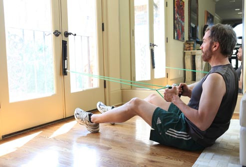 Tư thế ngồi thuyền Ngồi trên sàn và gập đầu gối, hai bàn chân áp mặt sàn. Giữ một đầu dây kéo trong mỗi bên tay, hai cánh tay thẳng trước mặt, lòng bàn tay hướng vào nhau. Giữ lưng thẳng, gập khuỷu tay khi kéo căng dây về phía cơ thể. Giữ khuỷu tay gần thân và từ từ duỗi thẳng cánh tay.