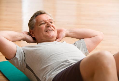 Crunch cổ điển Nằm ngửa, gập đầu gối, hai bàn chân đặt sát nhau áp mặt sàn. Đưa tay ra sau đầu. Ép căng bả vai xuống sàn, khuỷu tay gập lại, ép căng sang hai bên, giữ tư thế đó trong suốt bài tập. Siết cơ bụng, cuộn vai và lưng trên khỏi sàn. Hạ xuống từ từ. Giữ phần thắt lưng luôn ép sát mặt sàn.