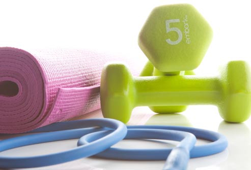 10 bài tập cho các nhóm cơ chính dưới đây có thể tập luyện dễ dàng tại nhà. Khi mới bắt đầu, bạn có thể thực hiện 8-15 lần mỗi động tác, nghỉ ít nhất 3 giây trước khi bước sang bài tập tiếp theo. Chọn tạ nhẹ, dây lực kéo vừa sức để có thể tập trung vào việc nâng và hạ tạ với các chuyển động mượt mà, có kiểm soát.