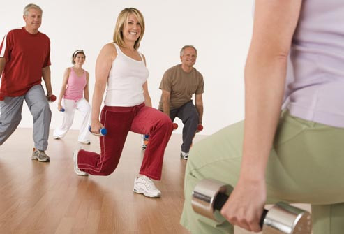 Tập lunges cho phần thân dưới Đứng hai chân rộng bằng vai và bước chân phải ra sau, gập đầu gối về phía sàn nhưng không chạm sàn. Đùi trái phải gần như song song với sàn. Nhấn gót chân trái xuống và đưa chân phải trở lại tư thế trung lập. Thực hiện 8-12 lần lặp lại sau đó đổi bên, lùi lại trên chân trái. Có thể kết hơp cầm tạ tay khi thực hiện động tác này.