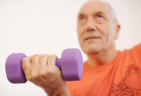 Ai không nên nâng tạ? Nâng tạ không được khuyến cáo cho những người có vấn đề về mắt liên quan đến bệnh tiểu đường (như bệnh võng mạc). Tương tự, tập luyện tim mạch cường độ cao không phải là một ý tưởng tốt với bệnh võng mạc không được điều trị. Cả hai có thể tăng áp lực trong mắt. Nếu bạn bị tổn thương thần kinh ở bàn chân, bạn có thể cần những bà tập trong khi ngồi hoặc nằm trên sàn nhà, hoặc bơi.