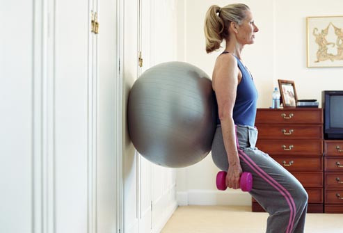 Squat cho mông, đùi Đứng hai chân rộng bằng vai. Gập đầu gối và hạ thấp người xuống như thể bạn đang ngồi trên một chiếc ghế tưởng tượng. Đùi song song với mặt đất và đầu gối không được đẩy về phía trước vượt qua đầu ngón chân. Nghiêng người về phía trước một chút khi nhổm đứng lên. Bạn cũng có thể tập squats với bóng, thậm chí kết hợp tạ tay.