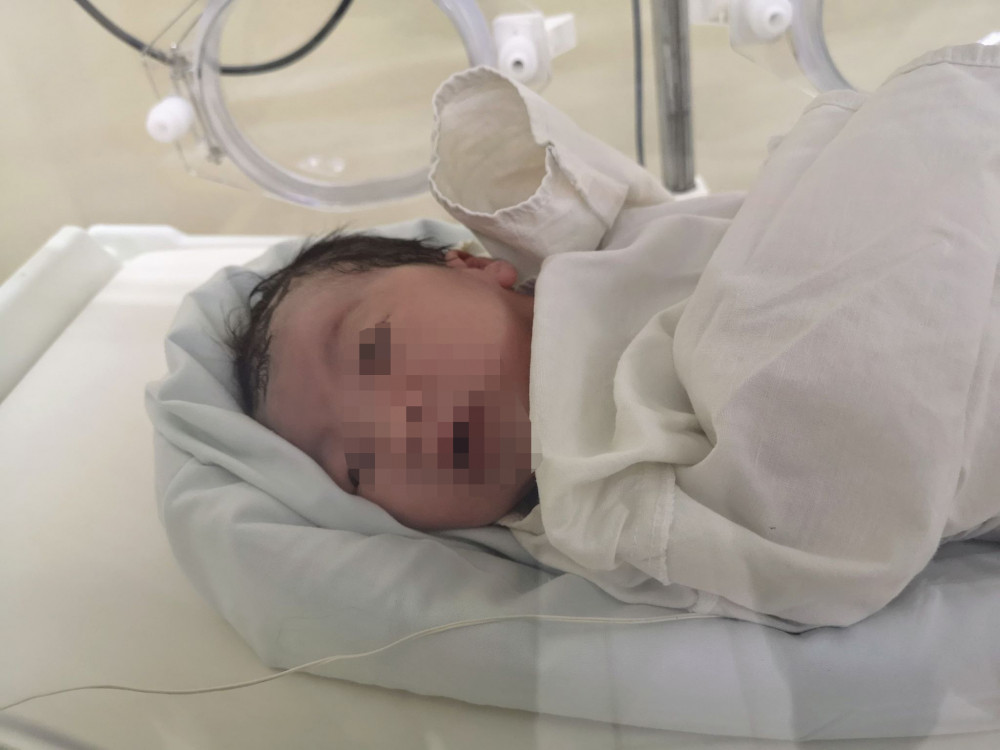 Cuoc chay dua cuu song thai nhi bi bo roi cua nhung nguoi 