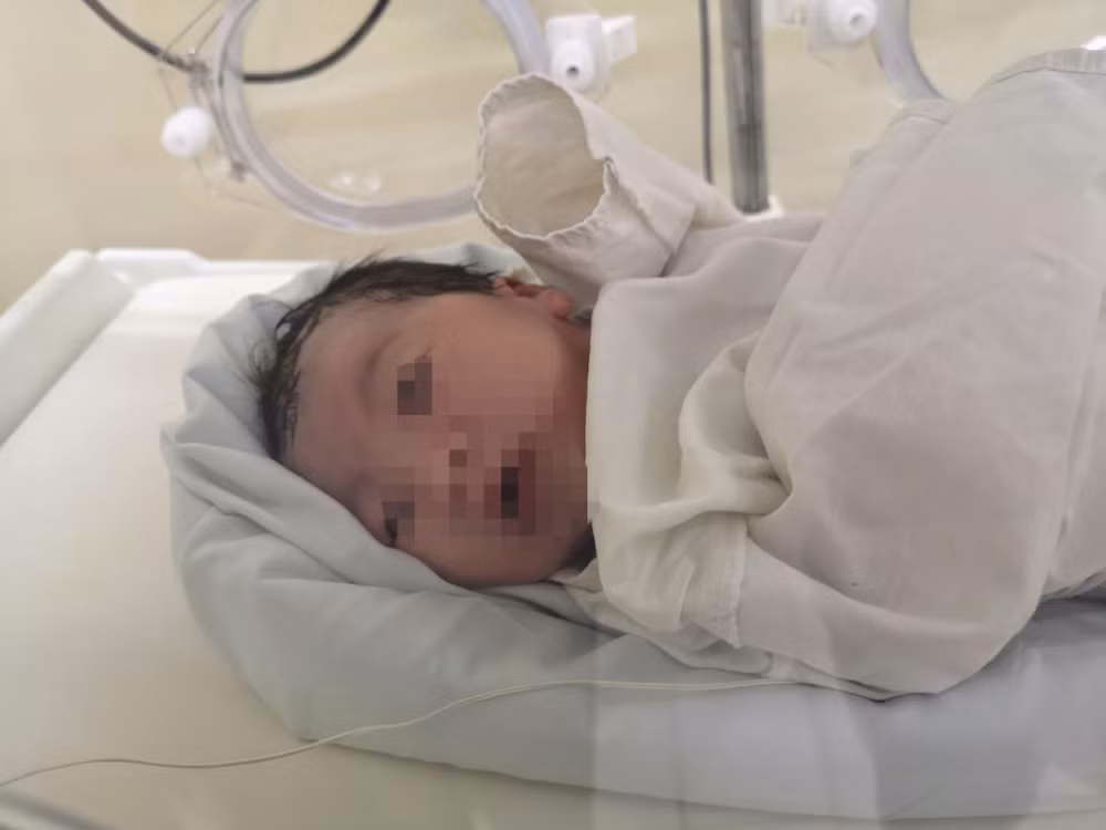 Cuoc chay dua cuu song thai nhi bi bo roi cua nhung nguoi 