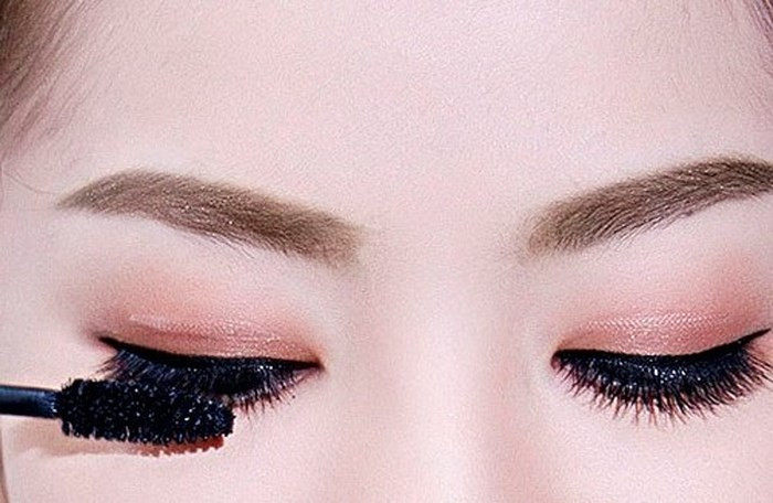 Thường xuyên sử dụng đồ makeup cũ và không tẩy trang khi ngủ Theo các chuyên gia của Viện mắt Hoa Kỳ, để tránh tiếp xúc với các vi khuẩn gây nhiễm trùng hãy vứt các loại mỹ phẩm sau 3 tháng sử dụng và đặc biệt luôn phải tẩy trang trước khi đi ngủ.