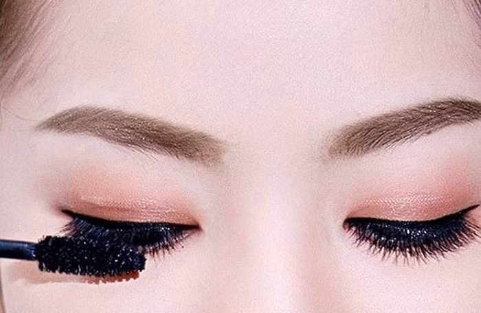 Thường xuyên sử dụng đồ makeup cũ và không tẩy trang khi ngủ Theo các chuyên gia của Viện mắt Hoa Kỳ, để tránh tiếp xúc với các vi khuẩn gây nhiễm trùng hãy vứt các loại mỹ phẩm sau 3 tháng sử dụng và đặc biệt luôn phải tẩy trang trước khi đi ngủ.