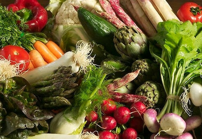 Không ăn đủ rau củ quả Một chế độ ăn uống bổ sung nhiều loại rau củ sẽ thúc đẩy sức khỏe của các phần khác nhau của mắt. Rau quả chứa các chất chống ô xy hóa thiết yếu và vitamin có tác dụng bảo vệ võng mạc của mắt. Trái cây giàu các dưỡng chất như vitamin C, vitamin E, kẽm, vitamin A giữ đôi mắt khỏe mạnh.