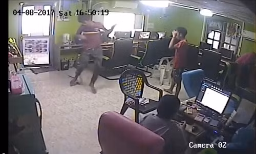 Ron nguoi ran phi qua cua lao vao tiem internet tan cong nguoi