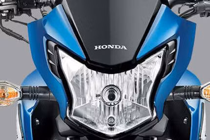 Phần đầu xe với đèn pha LED lớn, thiết kế góc cạnh mang đến vẻ mạnh mẽ và cứng cáp cho chiếc xe. Ngoài ra, cặp đèn xi-nhan thiết kế dạng giọt nước mang đến vẻ cổ điển nhưng cũng không kém phần hiện đại.