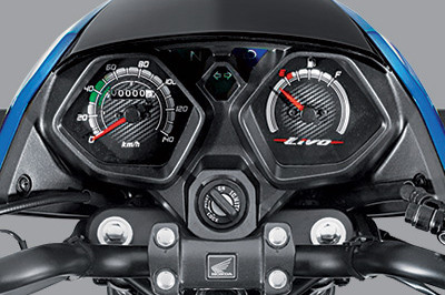 Mặt đồng hồ lớn với hai cụm đồng hồ LCD dạng hình đa giác hiển thị các thông số kỹ thuật trên xe như: tốc độ vòng quay, báo xăng, vận tốc của xe.
